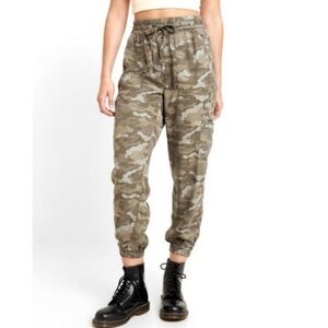 American Eagle Outfitters EUC Camouflage Cargo Joggers with Tie Belt